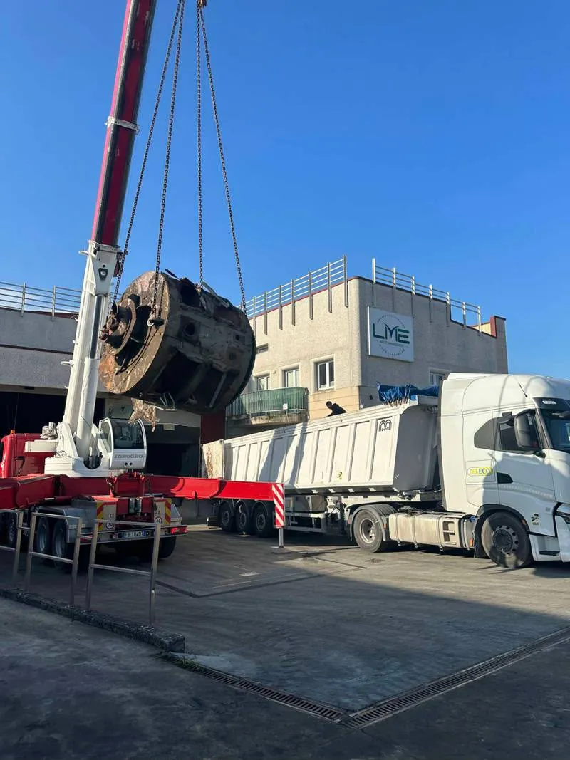 Carico di materiali con gru nel piazzale LME